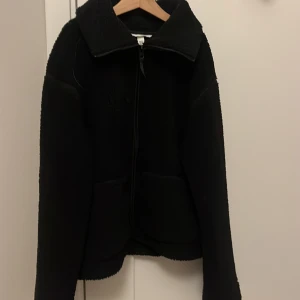 Teddyjacka - Jätte fin Teddy jacka från HM som man kan andvända som både kofta och jacka.💕 inga som hälst tecken på andvändning💕💕
