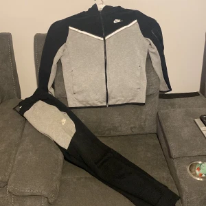 Nike tech storlek 158-170 - Hej, nu säljer min Nike-tech tracksuit som jag använt ett fåtal gånger.  Storlek 164 men passar även 158 och 170.