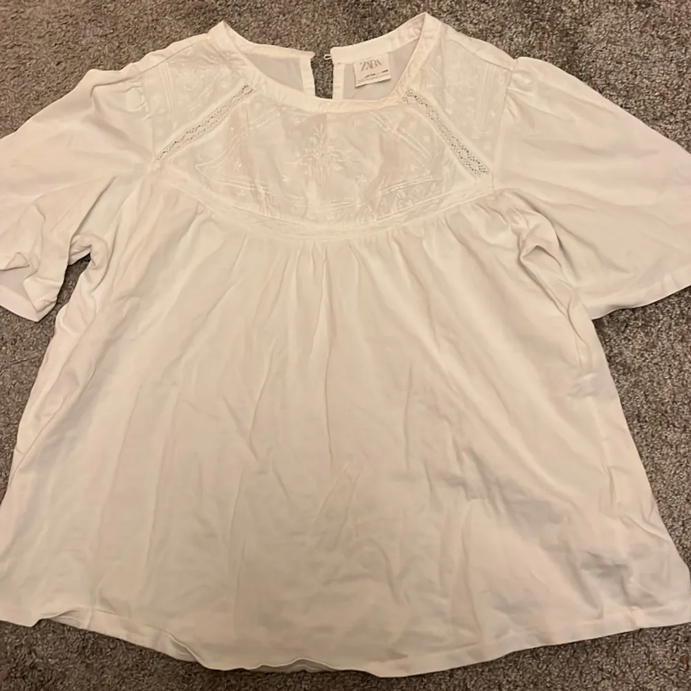 Jätte fin blus/t-shirt som kan andvändas till allt. Storlek 13- 14 så passar någon som har xs-s💕 säljer pågrund av att jag inte andvänder och att jag har så mycket blusar❤️💕. Puserot.