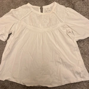 Zara t-shirt - Jätte fin blus/t-shirt som kan andvändas till allt. Storlek 13- 14 så passar någon som har xs-s💕 säljer pågrund av att jag inte andvänder och att jag har så mycket blusar❤️💕
