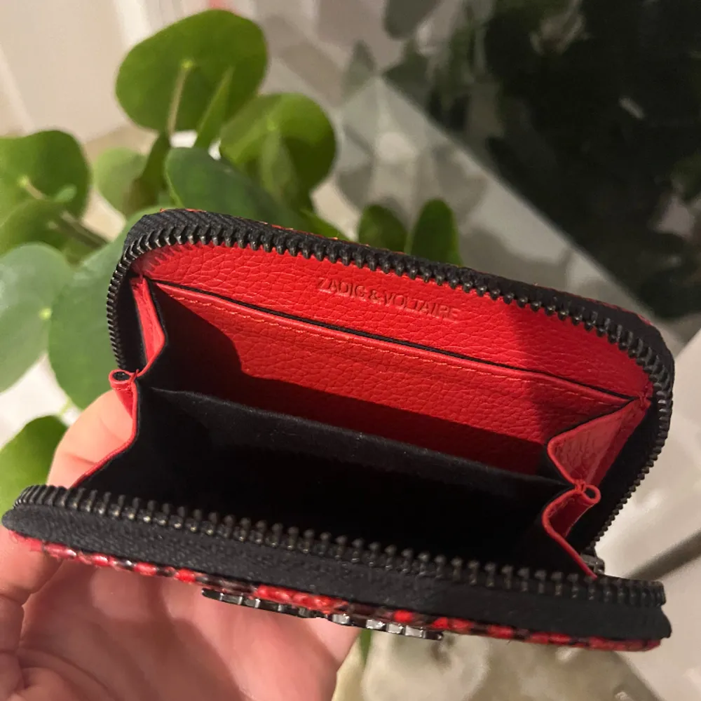 Säljer min jätte coola Zadig plånbok, använt flitigt och är i toppen skick! As häftig till sommarn! Nu pris ligger på 1400kr ungefär, jag säljer för 800kr!❤️❤️ säljer då jag har två ❤️❤️. Väskor.