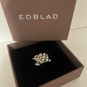 Edblad ring - Säljer denna oanvända super trendiga Edblad ring. Byter gärna också mot en likadan i guld ifall någon har❤️ Köpt för 399kr säljs för 300 då den är som ny