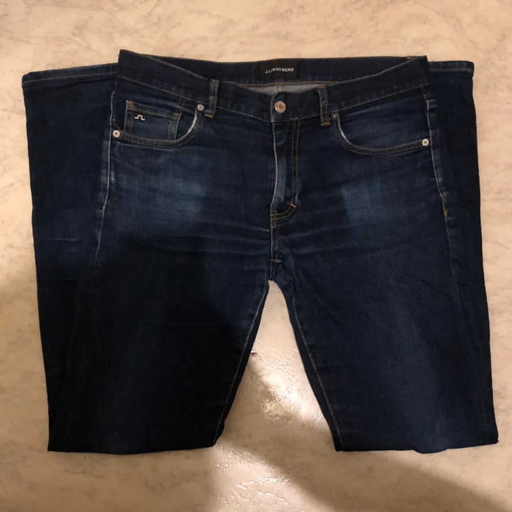 Extremt snygga J.Lindeberg jeans i Slimfit som är använda endast ett fåtal gånger och säljs för endast 379kr! 👖 Tveka inte på att skriv till oss vid minsta lilla fundering :). Jeans & Byxor.