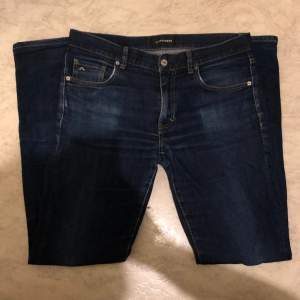 Extremt snygga J.Lindeberg jeans i Slimfit som är använda endast ett fåtal gånger och säljs för endast 379kr! 👖 Tveka inte på att skriv till oss vid minsta lilla fundering :)