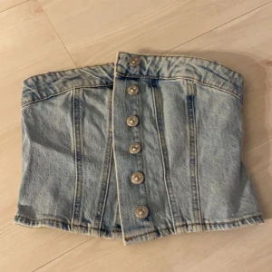 Korsett - As snygg korsett från zara som jag köpte förra sommaren men använder ej för gillar inte längre att den är denim💗 använd typ 2-3 gånger💗 köpt för 350kr