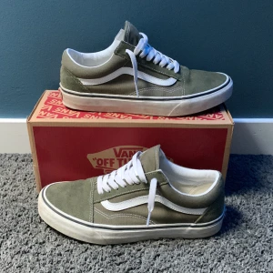 Vans - Ett par nya och sköna grön gråa Vans som bara har använts fåtal gånger, ny pris = runt 900 mitt pris = 400.  Skick 9/10, tar ej byten och pris kan diskuteras privat