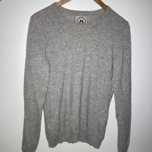 J.lindberg tröja 100% Kashmir! - Säljer nu denna sjukt feta J.Lindberg tröjan i 100% Kashmir för ett riktigt bra pris. Tröjan är i fint skick utan några defekter! Storlek: S Nypris: 1300+ Vårat pris: 579 kr