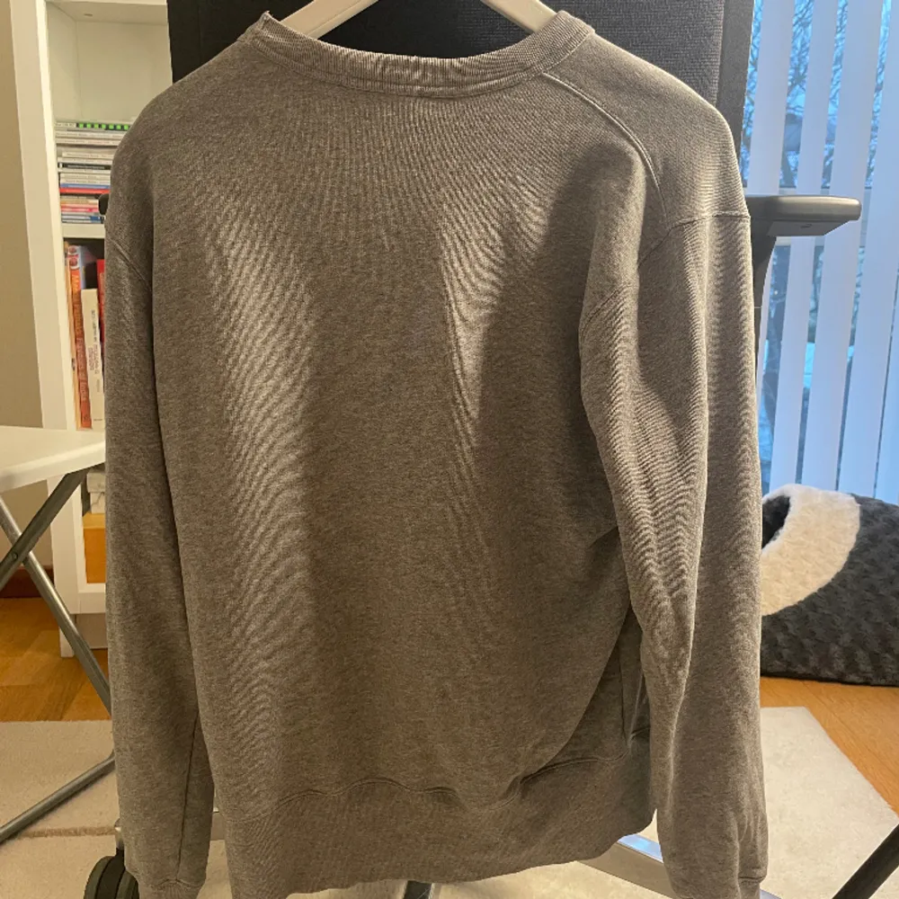 Knappt använd tjocktröja från Acne Studios.  Storlek - S (Passar M) Passform - Regular Skick - 9/10 Ordinarie Pris - 2400kr💰Skriv vid minsta fråga/prisförslag🤝. Tröjor & Koftor.