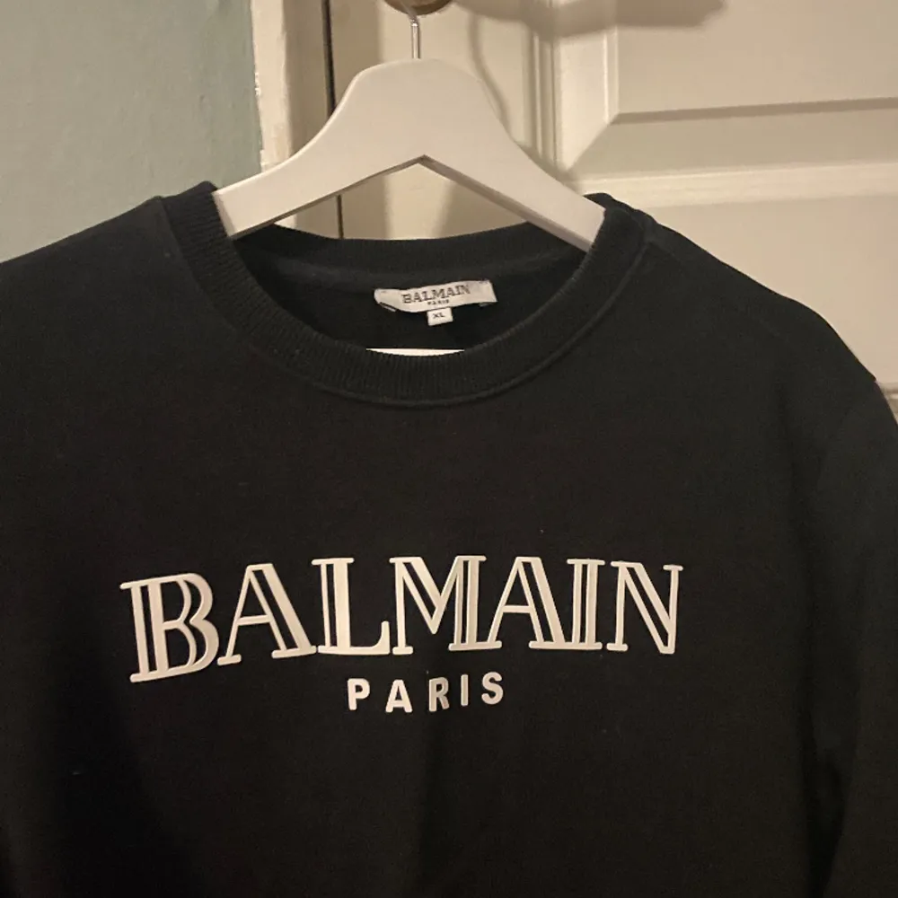 Säljer min brors sweatshirt från Balmain. Köpt för ca 6000 kronor. Storlek XL men passar också L/M. Vid fler bilder meddela 😊. Hoodies.