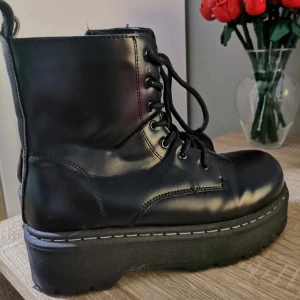 Boots - Fåtal gånger använda boots. Varma inuti pga. extra päls. Storlek 36 men skulle passa någon med storlek 35,6-37 också. Köparen står för frakten.