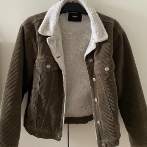 Manschester Jacka mörkgrön  - En Manchester jacka i mörkgrön färg med väldigt fint skick och använd fåtal gånger ☺️Är i storlek M