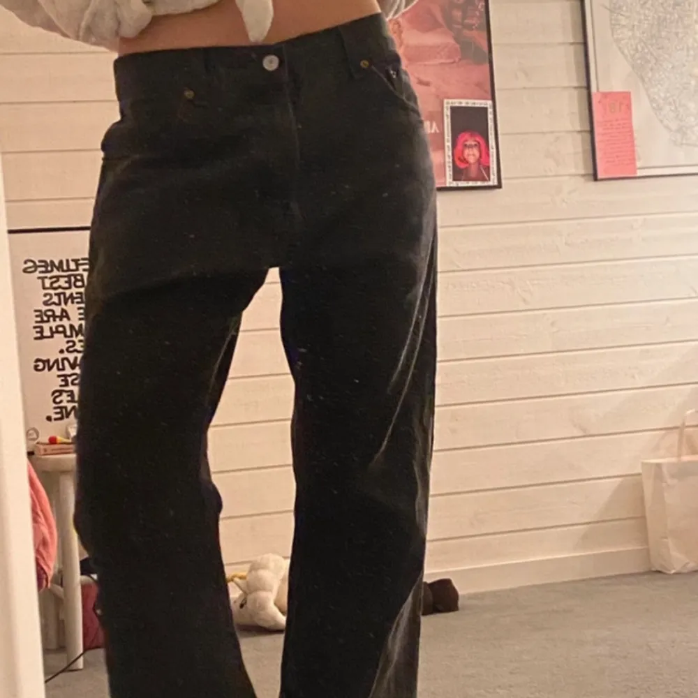 Så snygga bootcut/raka grå Levis jeans! Skulle uppskatta de till storlek M/ 38/40 passar perfekt oversized på mig som brukar ha 38. Jeans & Byxor.