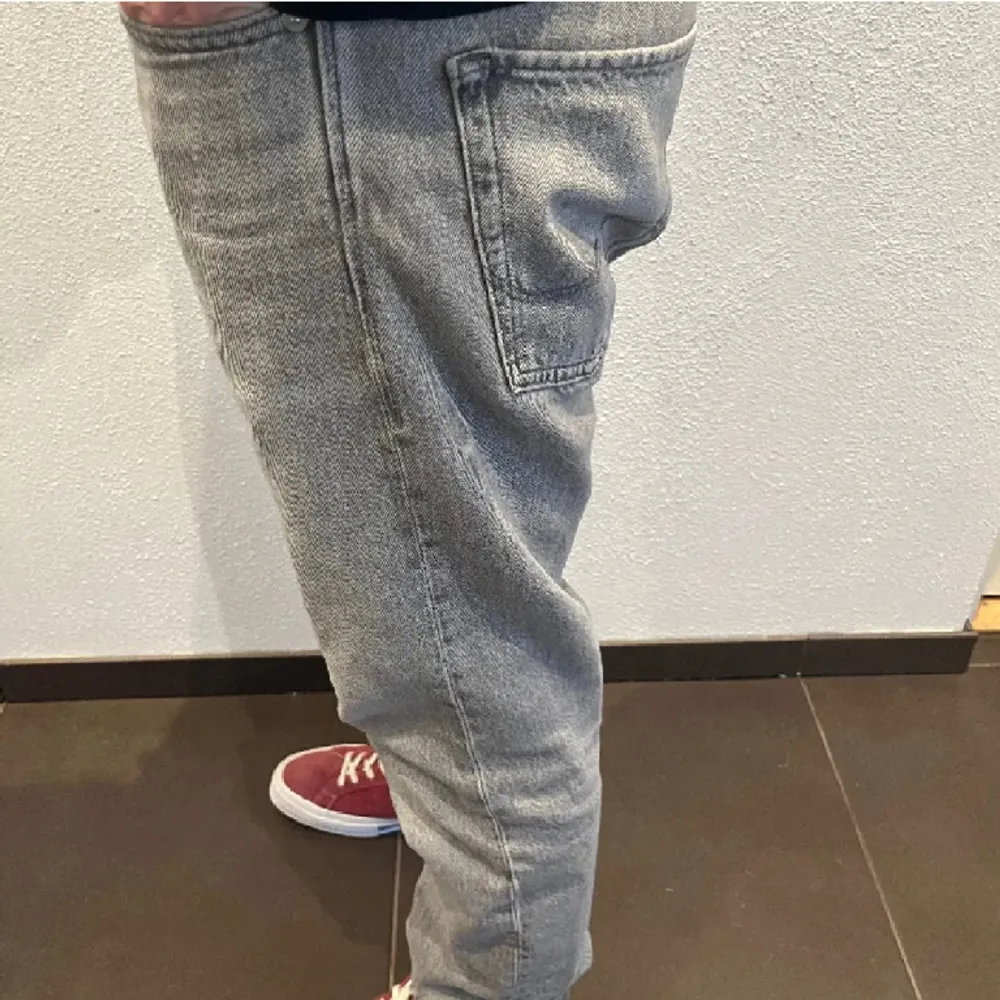 Jack and Jones jeans i riktigt schysst färg! Skicket är 10/10, storlek 29/32 Modellen är 178 och väger 65kg. Hör av er vid intresse (bilder från föregående säljare). Jeans & Byxor.