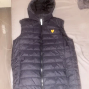 Lyle scoot väst strlk (M) - Bra skicka använt typ 2-3 gånger Max har bara legat hemma i ett år typ 