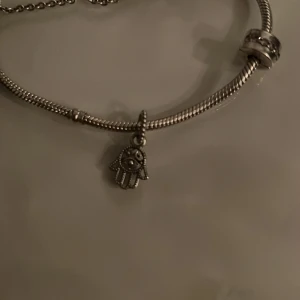 Pandora berlock - Ny Pandora berlock jag tyvärr inte vill ha längre, endast haft i någon månad så säljer för lite under nypris + frakten. (349kr)😊 Säljer endast berlocken! (Lådan tillkommer inte)