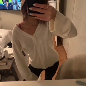 stickad tröja från Nakd - Jätte söt tunn stickad tröja från Nakd X Ida Carlsson, använd fåtal gånger, bra skick🥰