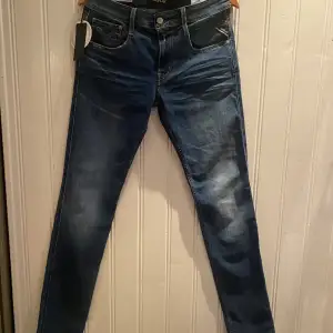 Ett par jeans ifrån Replay i storlek 30/34, det är modell anbass vilket är slim fit, jeansen är sprillans nya med tags, skick: 10/10, nypris: 1899kr, mitt pris: 799kr