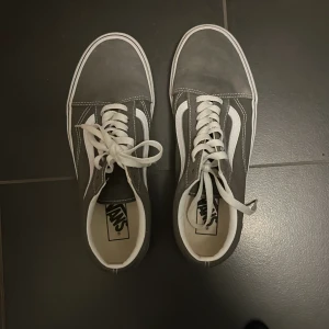 Vans skor i mycket bra kvalitet - Hej! Jag säljer ett par vans skor som är i väldigt bra skick då jag inte använt de så mycket. De är väldigt populära just nu och du får de för ett bra pris!