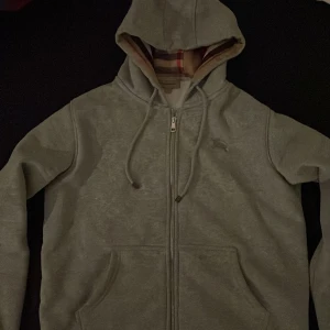 Fin burberry tröja.  - Grå burberry tröja. Storlek L men passar M också. Kan gå ner i pris vid snabb afär. 