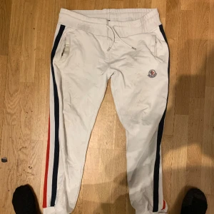 Moncler byxor - Moncler byxor, nypris: 5000kr Dom är lite smutsiga men jag kan göra dom helt vita och fresha. Detta görs vid köp.   Mvh