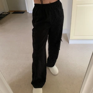 Binary01 cargobyxor - Varsamt använd  Köparen står för frakt  Kika gärna in andra plagg på min profil för att spara på frakt