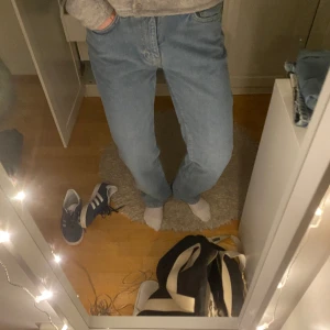 Jeans - Lågmidjade jeans i en ljusblå tvätt från bikbok! Endast testade! Nypris 699kr
