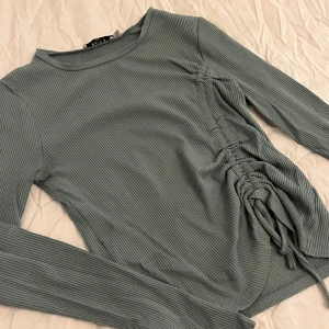 Topp med rynkning  - Från Na-kd, som ny i skicket. Storlek S 💕