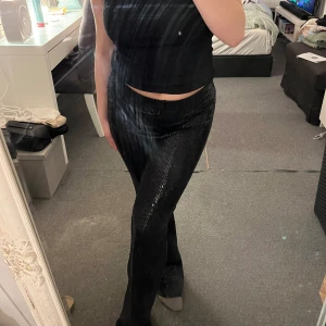 ✨Glitter byxor✨ - Säljer dessa super snygga glitter/paljett byxor, som passar perfekt till fest, festival eller konsert.😍 Dem kommer från ginatricot’s barnavdelning (stl 158/154) men passar absolut storlekarna XS-S.⭐️🥰