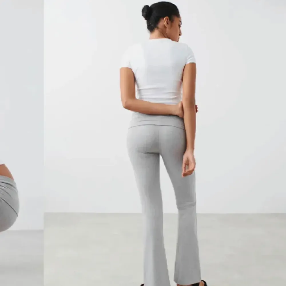 Säljer mina grå yoga byxor då den inte kommer till användning längre 💗 Har använt den ca 2 gånger 🎀 Kontakta Vid behov av mer bilder 💋💋. Jeans & Byxor.