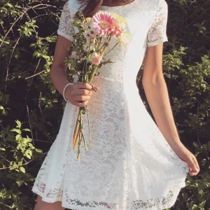 Vit studentklänning - Superfin figursydd studentklänning som är sparsamt använd i storlek xs🌸 Dragkedja i ryggen som gör att den passar längst med kroppen väldigt bra💕