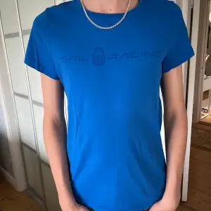 Sail Racing t-shirt i storleken S med färgen marin blå. Bra skick utan tecken på användning. Passar storleken S