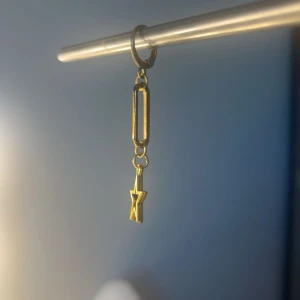 Shooting star - Guldiga stjärnörhängen. Finns inte i silver, FÅR INTE KOMMA I KONTAKT MED VATTEN, det går också att köpa ett örhänge istället för ett par och det är såklart billigare❤️