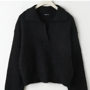 Stickad tröja  - Stickad tröja från Gina tricot i storlek S, väldigt fint skick och utan defekter 💗