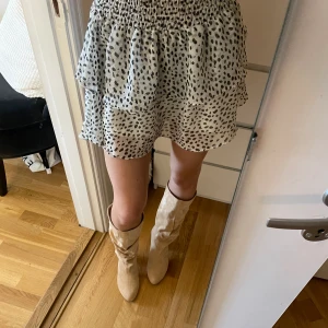 Chelsea kjol  - Super söt kjol med svarta prickar från Chelsea🖤