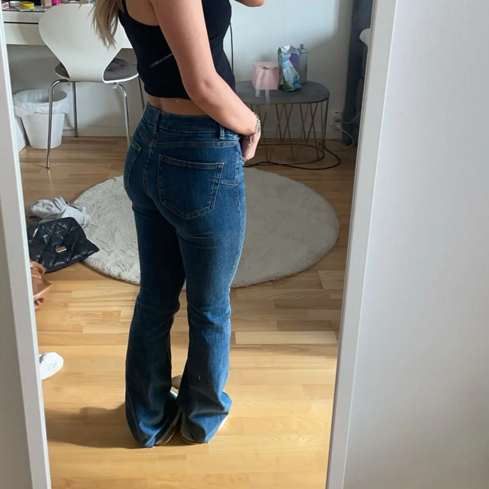 Säljer dessa blå bootcut jeans från zara. Dom är sällan använda och i bra skick, säljer då dom inte kommer till användning. ❤️. Jeans & Byxor.