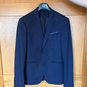 Kavaj marinblå från Zara - Zara marinblå kavaj, 9/10 skick, nästintill oanvänd. Strl Eur: 48. Motsvarar en mindre medium. Lite struktur i tyget.