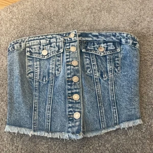 Sommartopp - jättesöt sommartopp, aldrig använd, säljes då den är för stor köpt för runt 120 kr säljs för 90 storlek XS