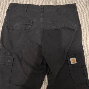 Carhartt cargo pants - Superfina carhartt cargo byxor som är mörkblå, storlek 28x32. Säljer då de tyvärr inte kommer till användning, skriv för mer bilder! Köpta på junkyard i Stockholm för ca 1200kr