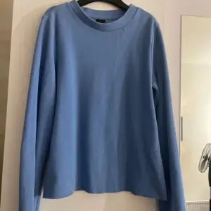 Blå tröja från Gina tricot med utsvängda ärmar. Inga skavanker