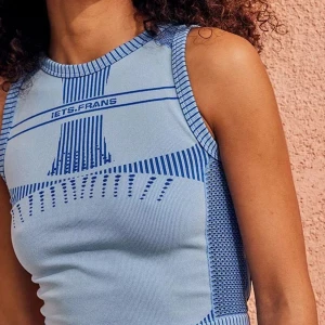 Urban outfiters topp - Urban outfiters topp i bå färg och storlek M. Den är väldigt stretching och i bra skick. Skriv vid flera frågor eller bilder!