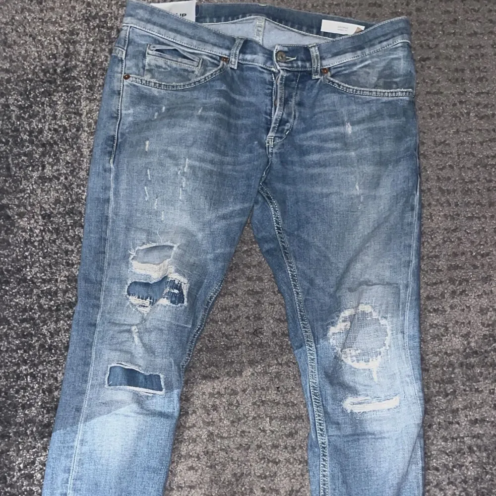 Säljer ett par dondup jeans i modellen george. Som man kan se på andra bilden så håller sömmarna där bak på att gå upp men det kan man sy ihop när de behövs.. Jeans & Byxor.