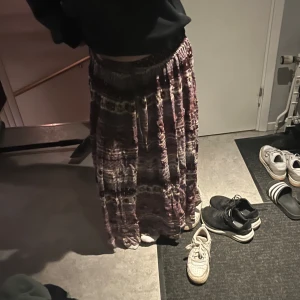 Kjol - Skitsnygg kjol köpt för 300 och måste tyvärr sälja då jag tycker den är kort på mig som är 175, men skulle passa på dig som är runt 170! Ingen specificerad storlek men ja, har knytning i midjan också❤️ ställ gärna mer frågor privat!! ❤️❤️❤️