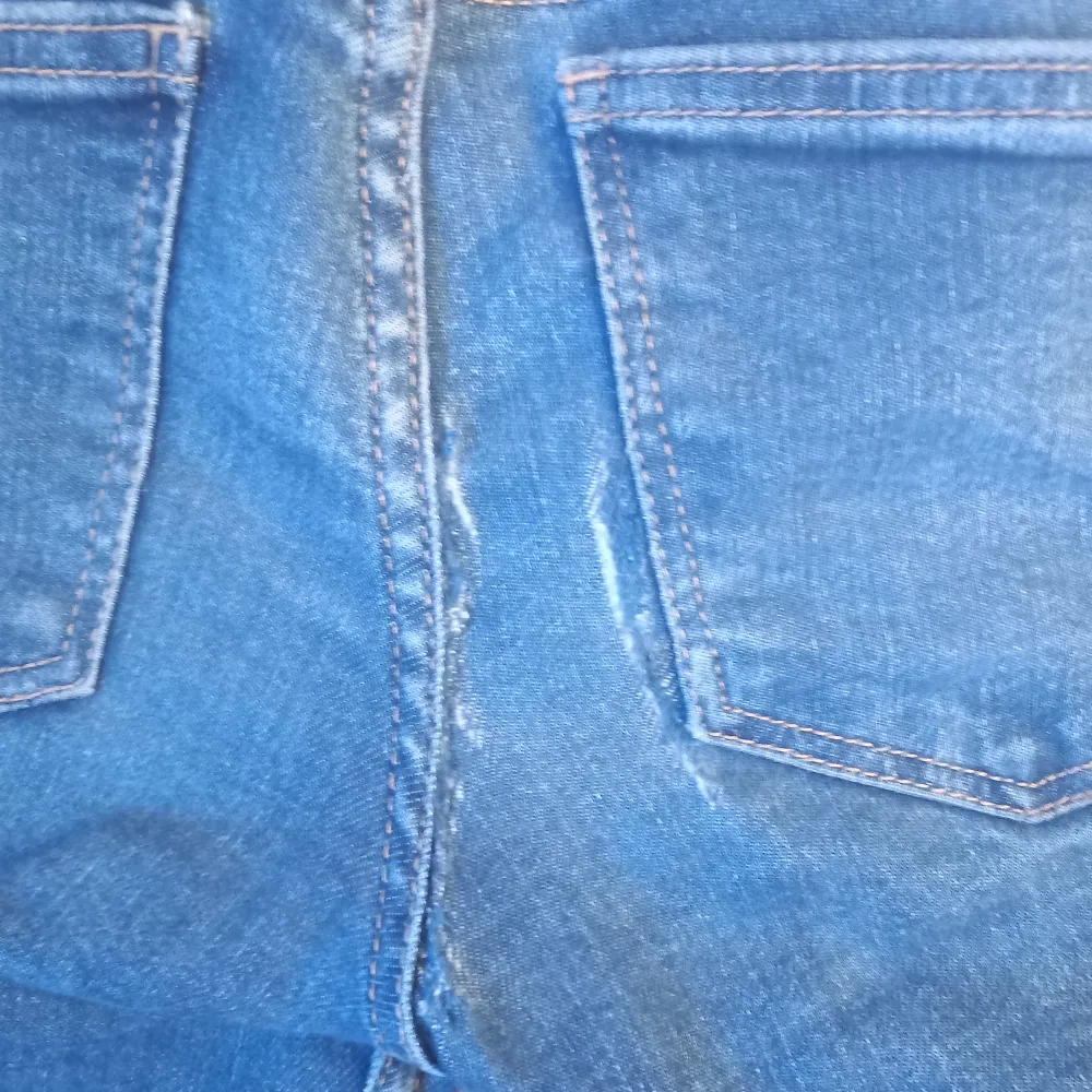 Säljer mina sååå fina bershka jeans pga att de inte längre passar💙 De har bågra defekter på baksidan, men de går enkelt att sy ihop!. Jeans & Byxor.