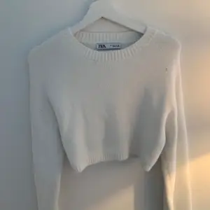 Säljer min vita stickade tröja från zara. Den är i bra skick då den har ett litet hål (se bild 2) det går säkert att fixa/sy. 🥰