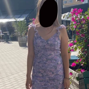 Lila sommar klänning  - Lila somrig klänning från hm, endast använd vid ett tillfälle. Fina volanger längst ner, står xs på lappen mer skulle säga mer s/m, fin öppen rygg med knytning🥰