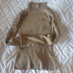 En suoercool Y2k tröja med knappar längst ärmarna ☆ köpt second hand på gotland, har typ en brun liknande färg