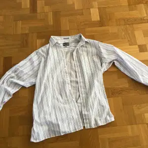 Skjorta i storlek XL Skick: använd, inga hål eller fläckar Köpare står för frakt