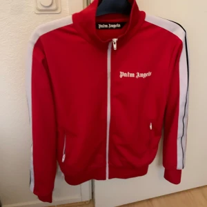 Palm angels zip hoodie  - Tjenare säljer min Palm angels zip Hoosiers då jag växt ur den. Den är köpt från Palm angels egna hemsida så den är äkta scannar man qr koden kommer det också upp.  Storlek M Mycket bra skick Inga fläckar eller något