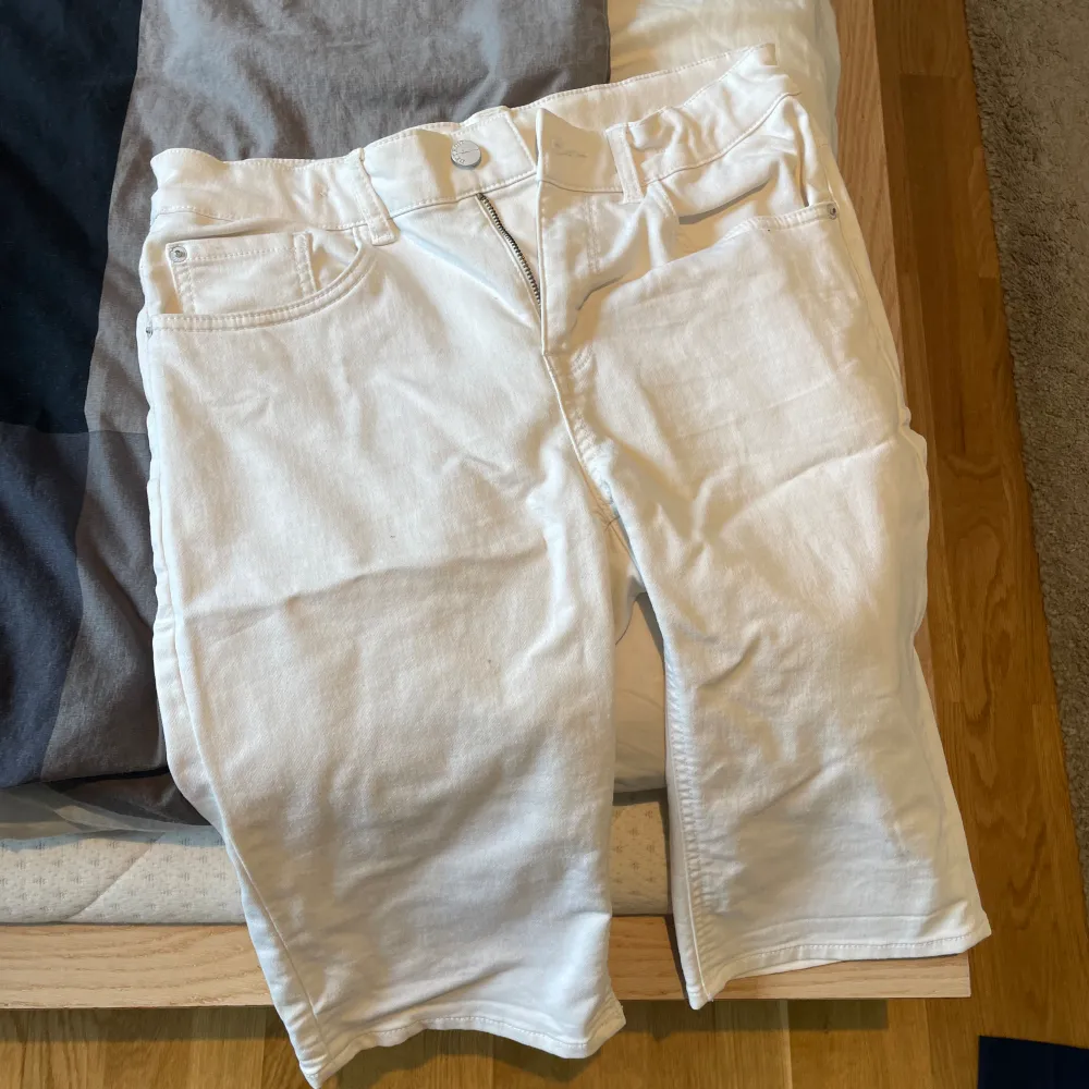 Snygga vita jeansshorts till sommaren! Helt oanvända:). Shorts.