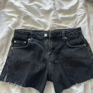 Säljer dessa jeansshorts från weekday. Skulle uppskatta de som midwaist men kan du visa på då de är för små :/ de är storlek ”25” så typ som en 32-34 kanske 